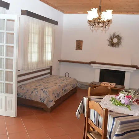 بيت للعطل Triantafyllia's House *